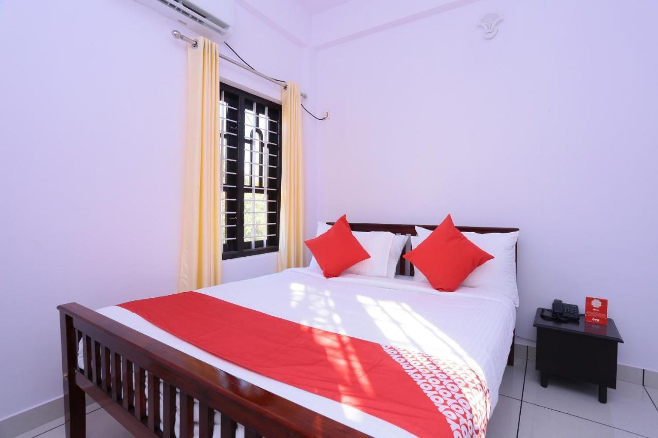 Oyo 26697 United Residency Hotel Kazhakuttam Exterior foto