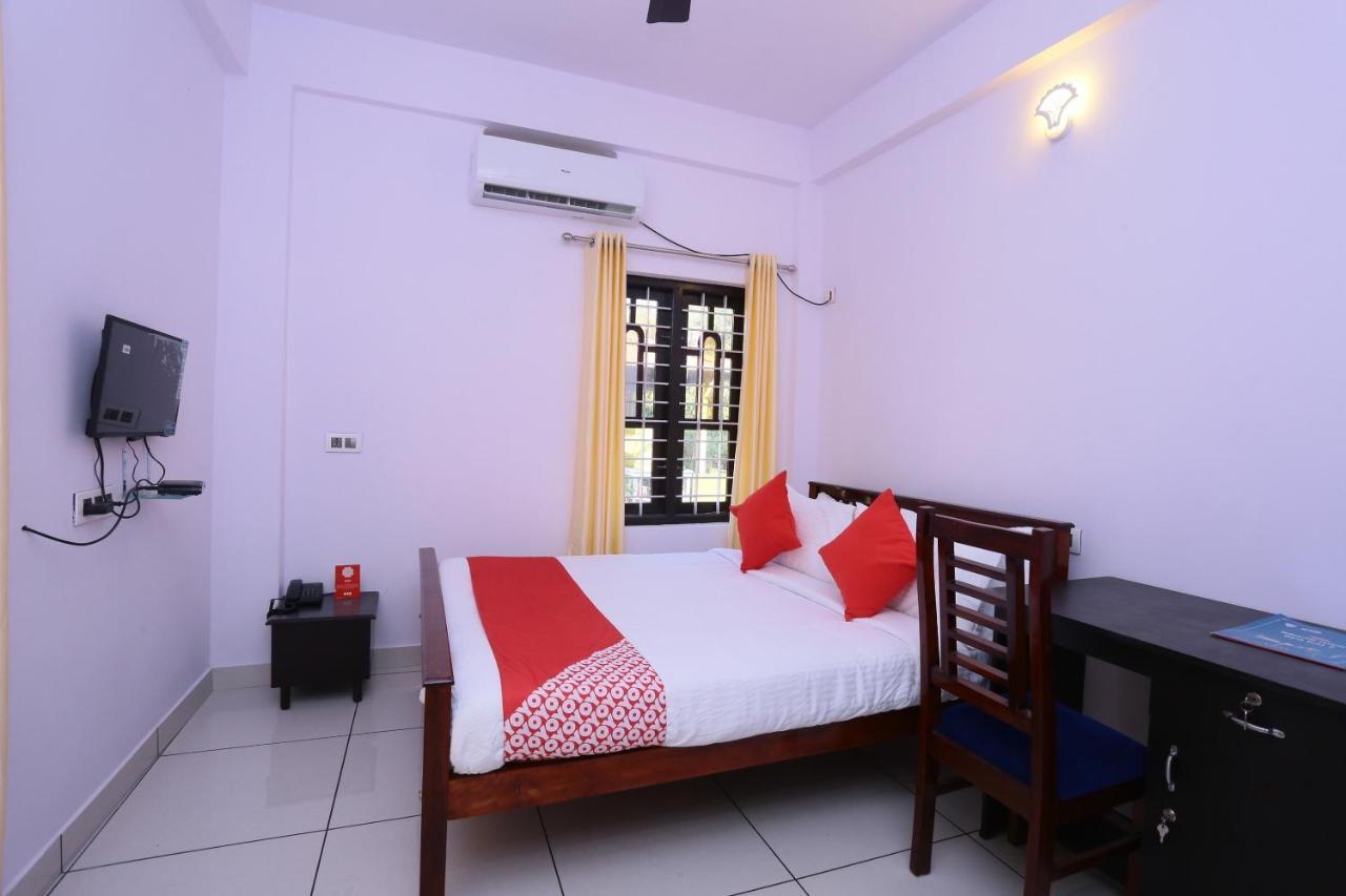 Oyo 26697 United Residency Hotel Kazhakuttam Exterior foto
