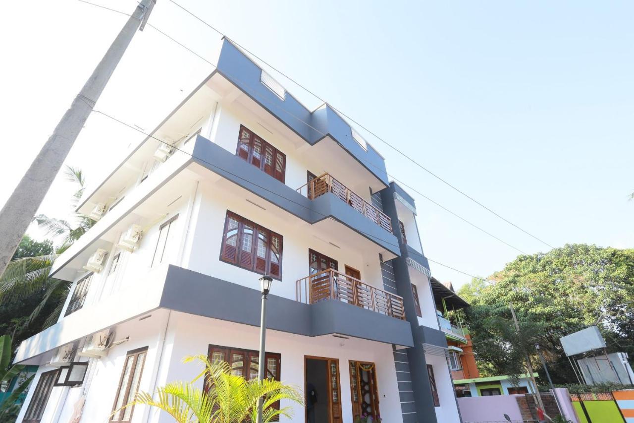 Oyo 26697 United Residency Hotel Kazhakuttam Exterior foto